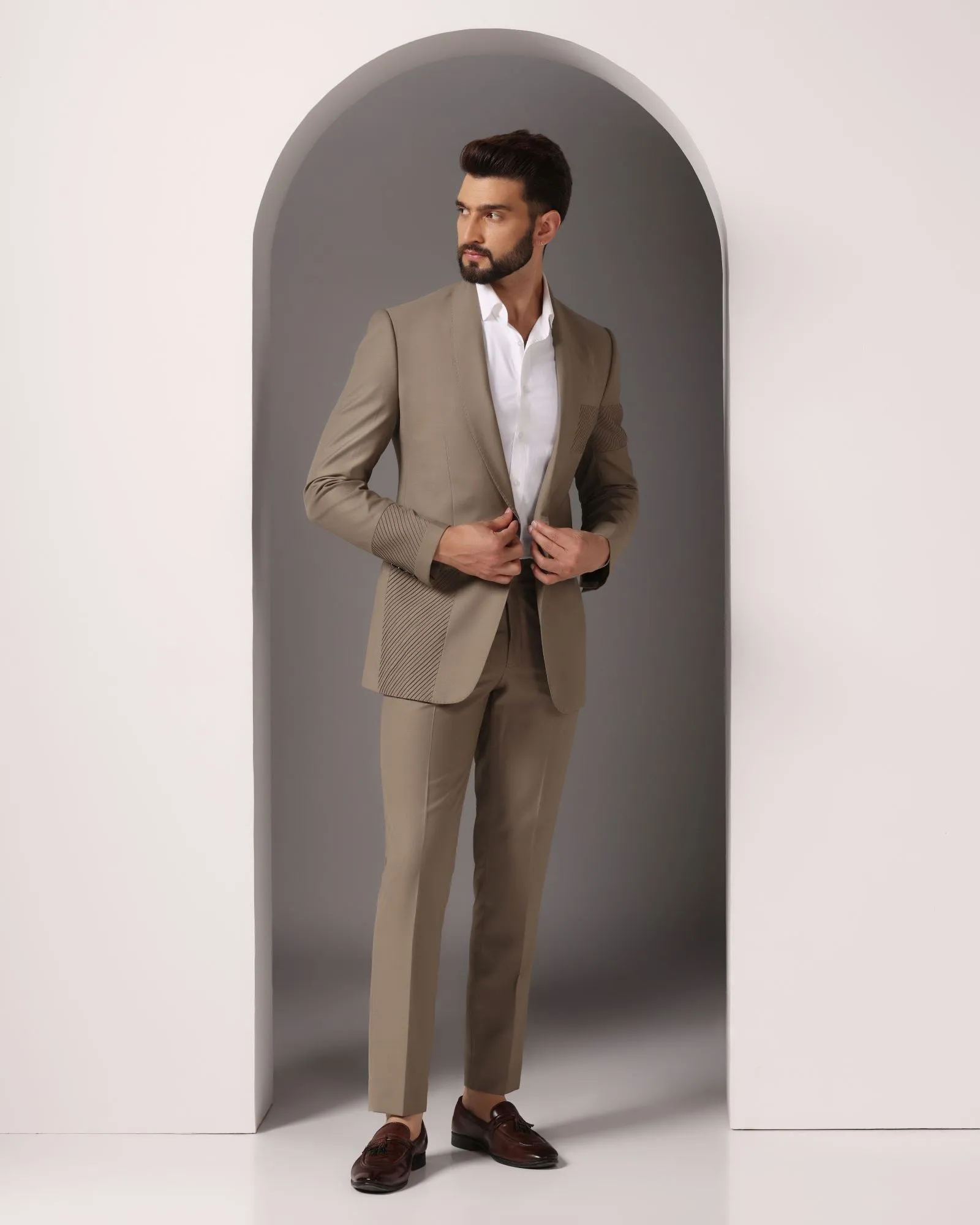 Green Elegance: Suit with Subtle Pintuck Detailing